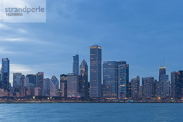 USA  Illinois  Chicago  Blick auf Skyline mit Michigansee