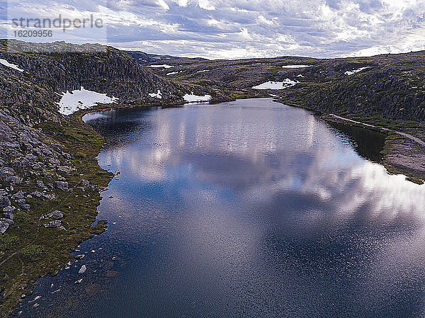 Russland  Gebiet Murmansk  Bezirk Kolsky  Teriberka  See in Landschaft  Luftaufnahme
