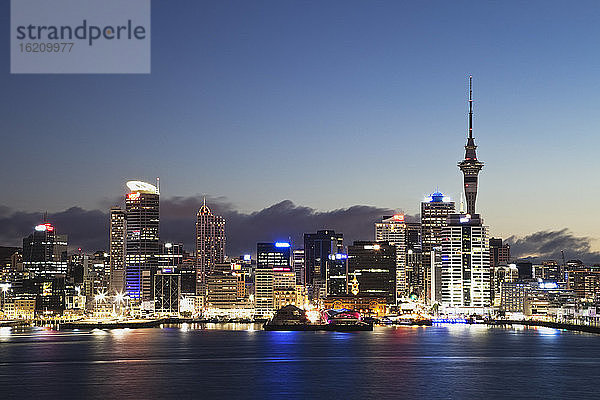 Neuseeland  Auckland  Blick auf die Stadt bei Sonnenuntergang