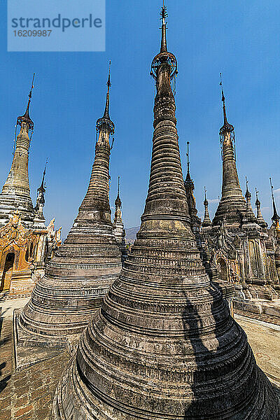 Myanmar  Shan-Staat  Antike Stupas der Tharkong-Pagode