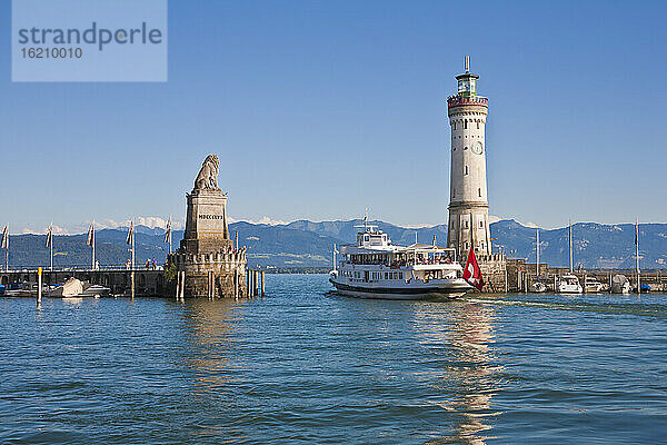 Deutschland  Baden-Württemberg  Blick auf Leuchtturm mit Ausflugsschiff im See