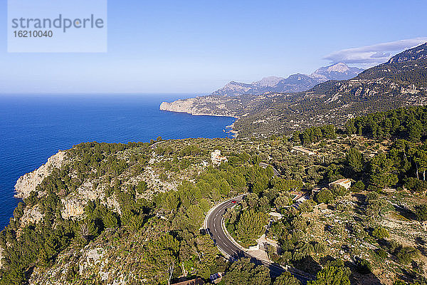Spanien  Mallorca  Deia  Drohnenansicht der Küstenstraße und der umliegenden Landschaft der Serra de Tramuntana
