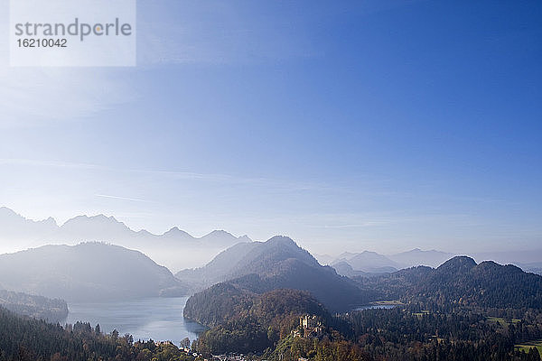 Deutschland  Bayern  Allgäu  Schloss Hohenschwangau und Alpsee