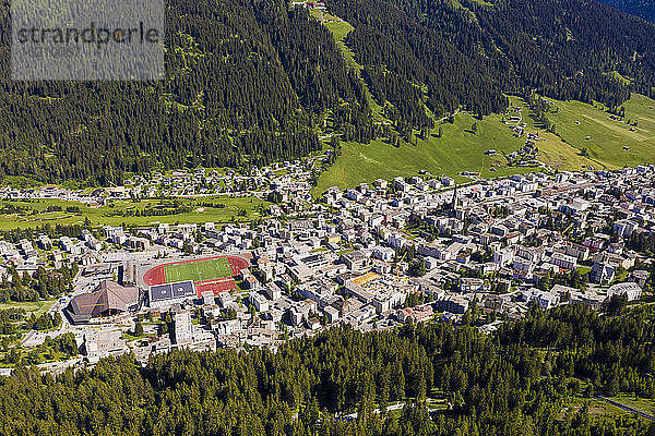Schweiz  Kanton Graubünden  Davos  Luftaufnahme der Alpenstadt im Sommer