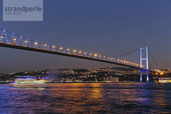 Türkei  Istanbul  Blick auf die Bosporus-Brücke und den Beylerbeyi-Palast im Hintergrund