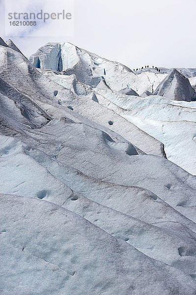 Norwegen  Nigardsbreen  Gletscherzunge  Touristen im Hintergrund