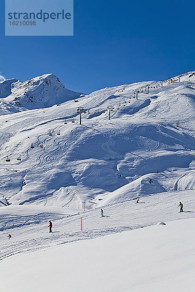 Schweiz  Carmenna  Menschen beim Skifahren im Schnee  Sessellift im Hintergrund