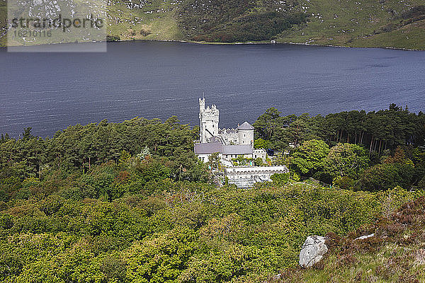 Irland  Grafschaft Donegal  Blick auf die Burg Glenveagh