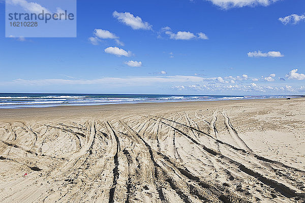 Neuseeland  Blick auf die Reifenspur am Ninety Mile Beach