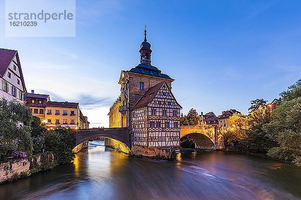 Deutschland  Bayern  Bamberg  Fluss Regnitz und altes Rathaus in der Abenddämmerung