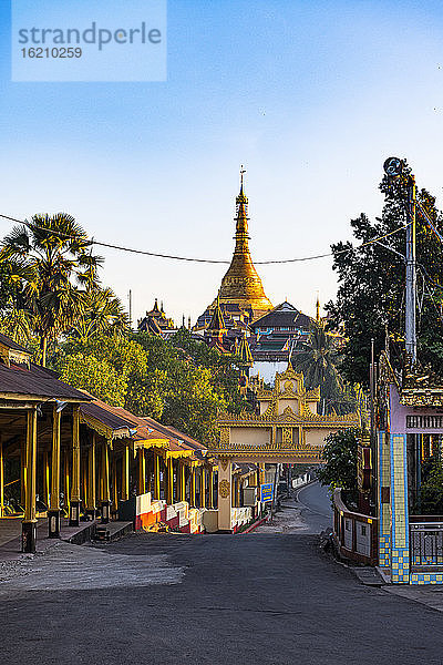 Myanmar  Staat Mon  Mawlamyine  Straße zur Kyaikthanlan-Pagode