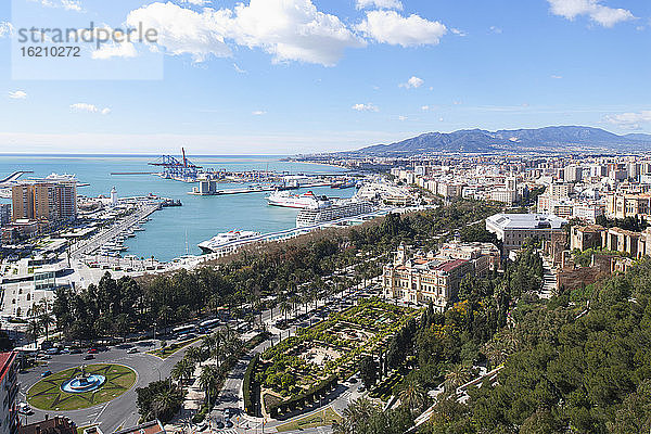 Spanien  Malaga  Blick auf Ayuntamiento und Kreuzfahrtschiff im Hafen