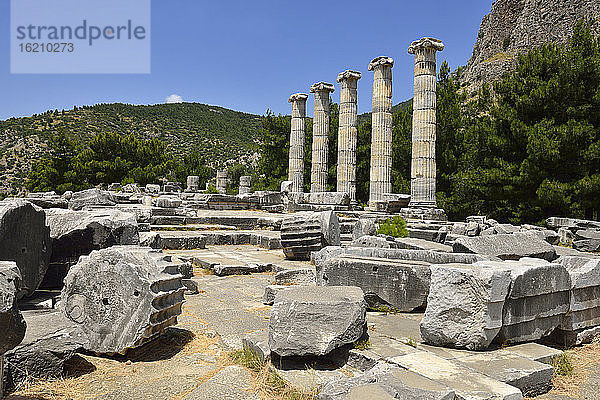 Türkei  Blick auf den Athena-Tempel in der archäologischen Stätte