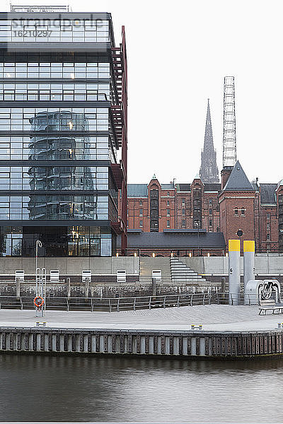 Deutschland  Hamburg  Hafencity  Ansicht des Neubaus und der Kirche