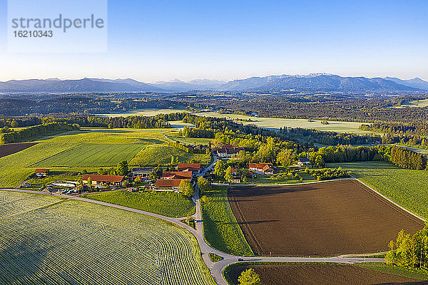 Deutschland  Bayern  Rampertshofen  Drohnenansicht eines Dorfes auf dem Land im Sommer