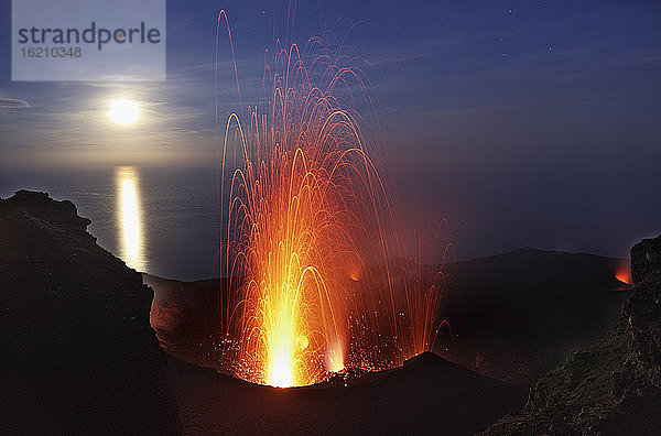 Sizilien  Blick auf den Lavaausbruch des Vulkans Stromboli