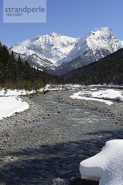 Österreich  Tirol  Blick auf den Rissbach im Winter