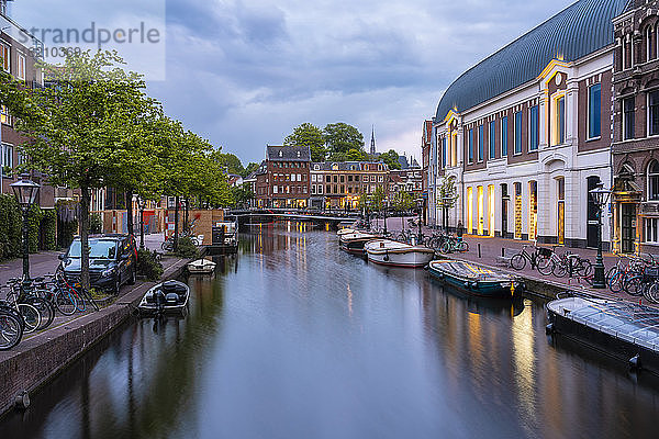 Niederlande  Südholland  Leiden  Boote entlang des Rheins Stadtkanal in der Abenddämmerung vertäut