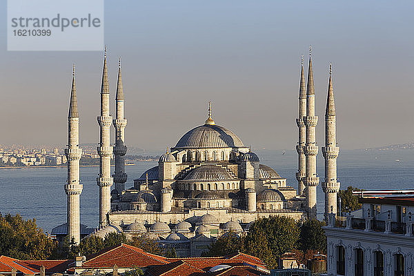 Türkei  Istanbul  Blick auf die Sultan-Ahmed-Moschee im Stadtteil Sultanahmet