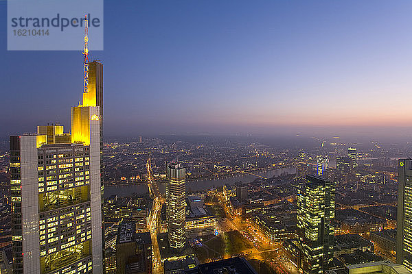 Deutschland  Frankfurt am Main  Stadtbild  Wolkenkratzer bei Nacht