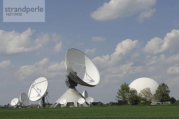 Deutschland  Bayern  Blick auf die Satellitenschüssel in Raisting