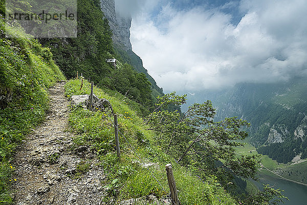 Schweiz  Blick auf Schrennenweg Wanderweg zur Meglisalp