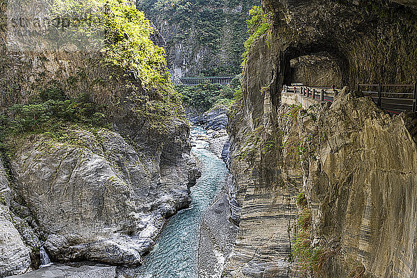 Taiwan  Bezirk Hualien  Taroko-Nationalpark  Taroko-Schlucht mit Straße und Tunnel