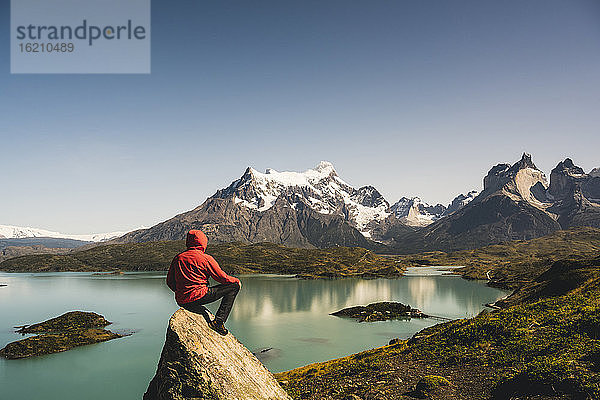 Mann in Kapuzenjacke mit Blick auf den Pehoe-See im Torres Del Paine-Nationalpark  Chile Patagonien  Südamerika