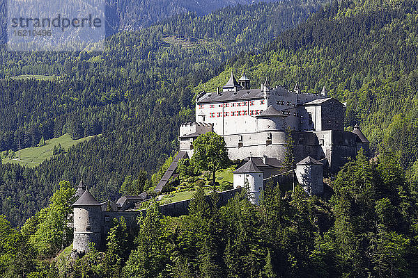 Österreich  Salzburg  Blick auf die Burg Hohenwerfen