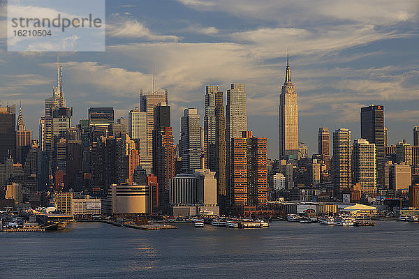 USA  New York State  New York City  Blick auf Manhattan mit Hudson River