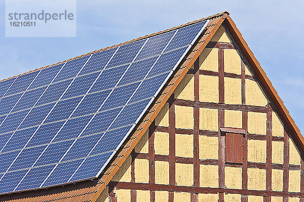 Deutschland  Baden-Württemberg  Niederstetten  Blick auf Sonnenkollektoren auf dem Dach einer Scheune