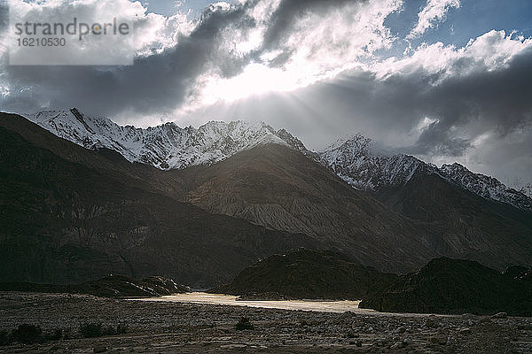 Indien  Ladakh  Sonnenlicht durchdringt die Wolken über dem Himalaya-Tal