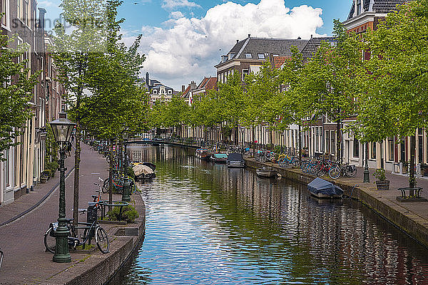 Niederlande  Südholland  Leiden  Boote und Fahrräder entlang des Stadtkanals