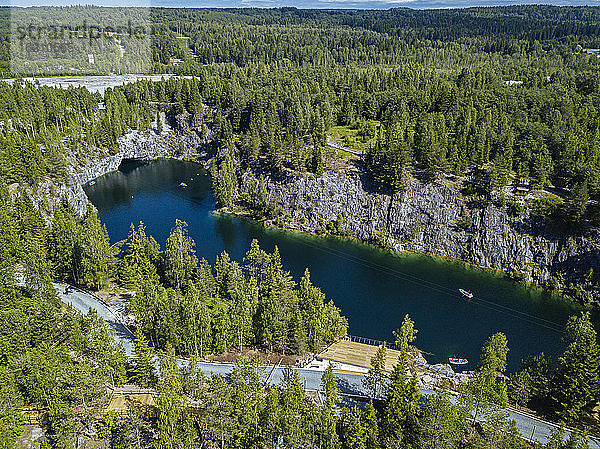 Russland  Republik Karelien  Sortavala  Luftaufnahme des grünen Waldes um den Marmorsee im Sommer