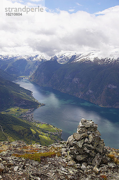 Norwegen  Fjord Norwegen  Aurlandsfjord  Steinhaufen im Vordergrund