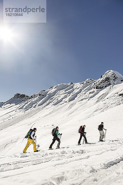 Gruppe von Freunden beim Skitourengehen auf einen Berggipfel  Achenkirch  Österreich