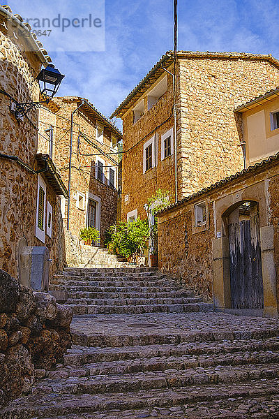 Spanien  Mallorca  Fornalutx  Steinstufen entlang der alten Dorfstraße