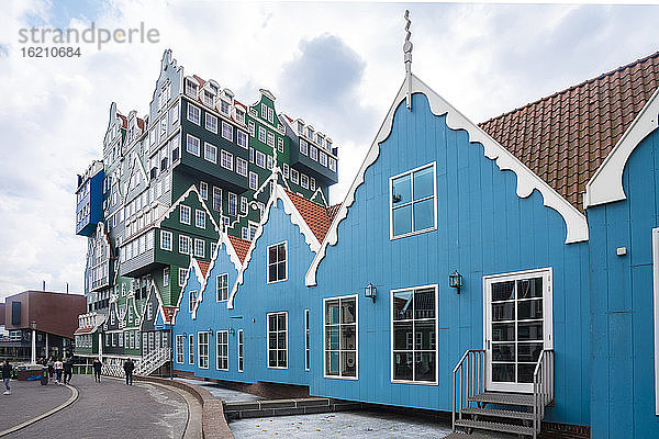 Niederlande  Nordholland  Zaandam  Blaue Häuserreihe vor dem Inntel Hotels Amsterdam Zaandam