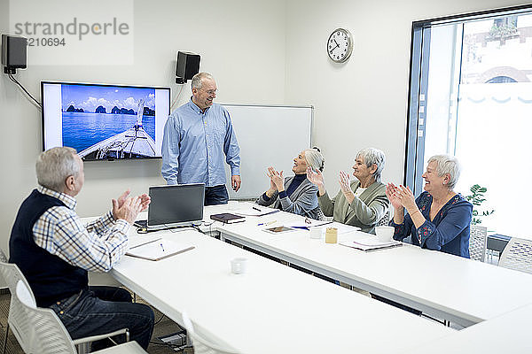 Gruppe aktiver Senioren  die an einem Seniorenbildungskurs teilnehmen