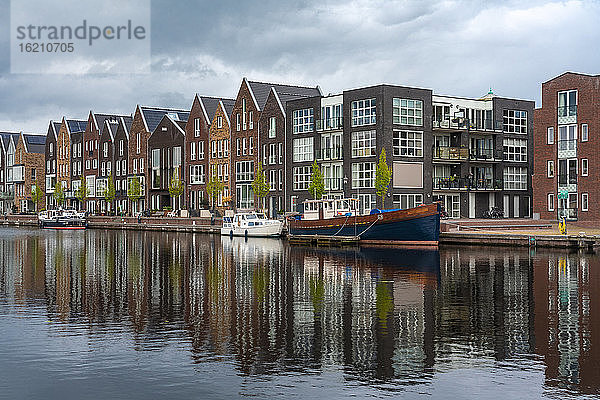 Niederlande  Nordholland  Haarlem  Häuser entlang des Spaarne-Kanals