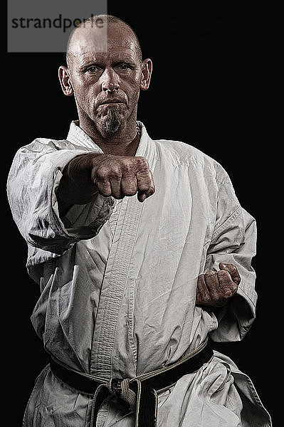 Deutschland  Bayern  Älterer Mann beim Karate  Porträt
