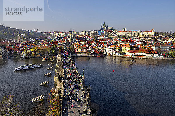 Tschechische Republik  Prag  Menschen auf der Karlsbrücke