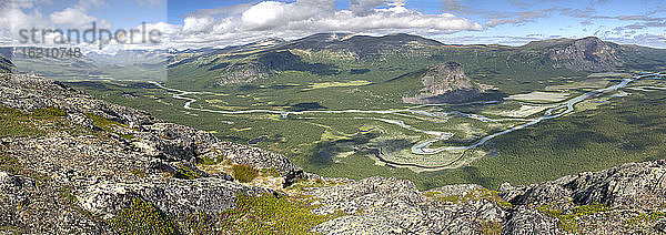 Schweden  Lappland  Blick auf das Rapa-Tal mit Nammasj und Skierffe-Felsen im Sarek-Nationalpark