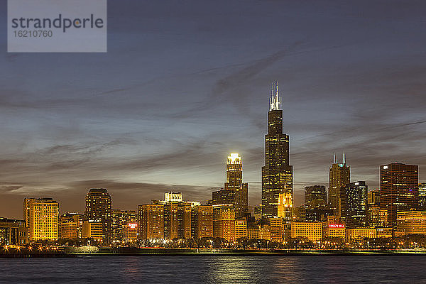 USA  Illinois  Chicago  Blick auf den Willis Tower am Michigansee