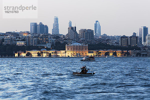 Türkei  Istanbul  Blick auf den Dolmabahce-Palast und Sisli