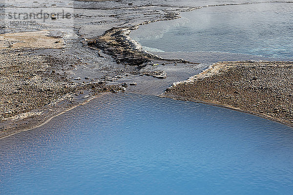 Island  Strokkur  Blick auf das Geothermalgebiet