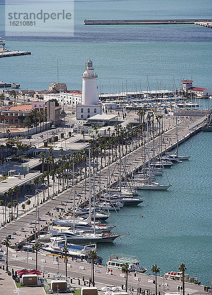 Spanien  Malaga  Blick auf Leuchtturm am Hafen