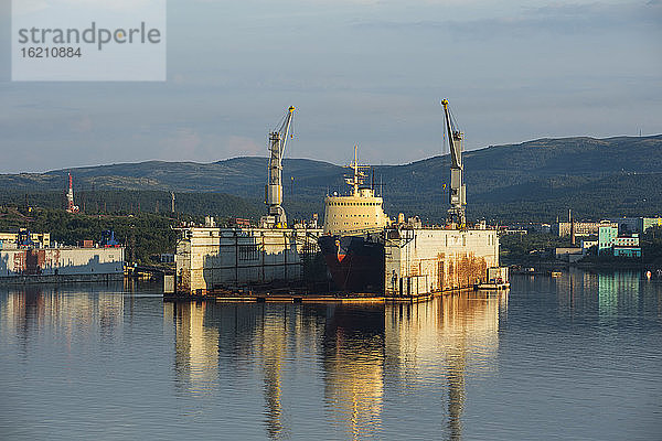 Russland  Murmansk  Mobiler Schiffsanleger in der Bucht