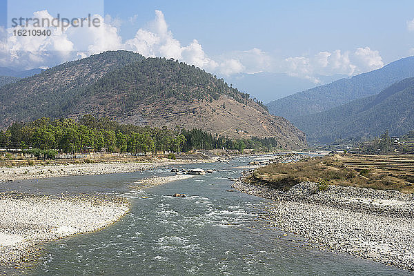 Bhutan  Blick auf das Punakha-Tal am Flussufer