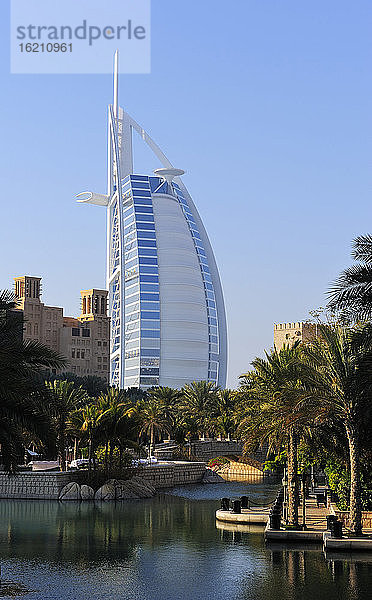 Vereinigte Arabische Emirate  Dubai  Blick auf das Burj al Arab Hotel